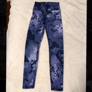 Fabletics 7/8 length S blue patterned leggings